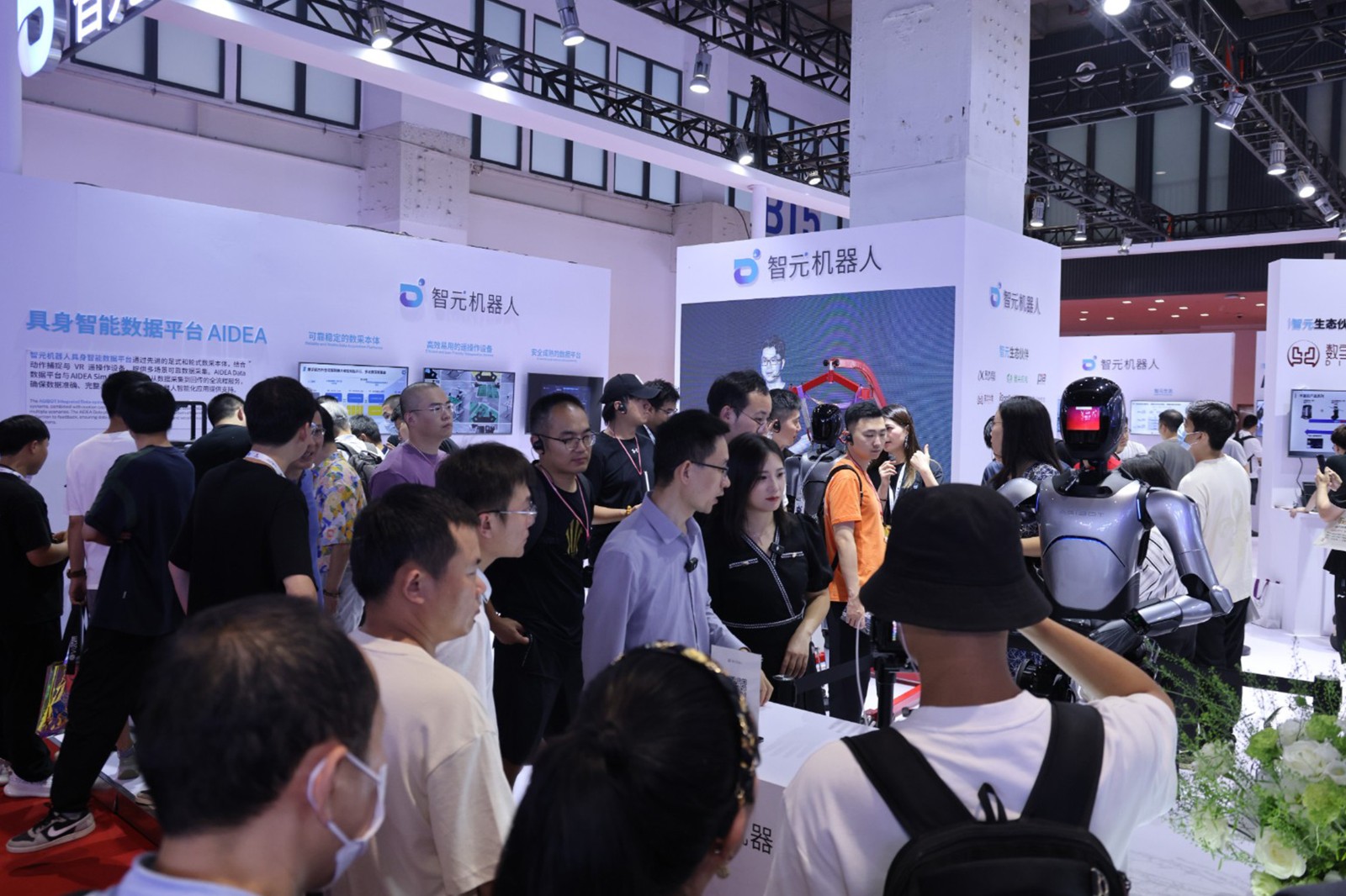 太阳成集团tyc151cc机器人亮相世界机器人大会WRC